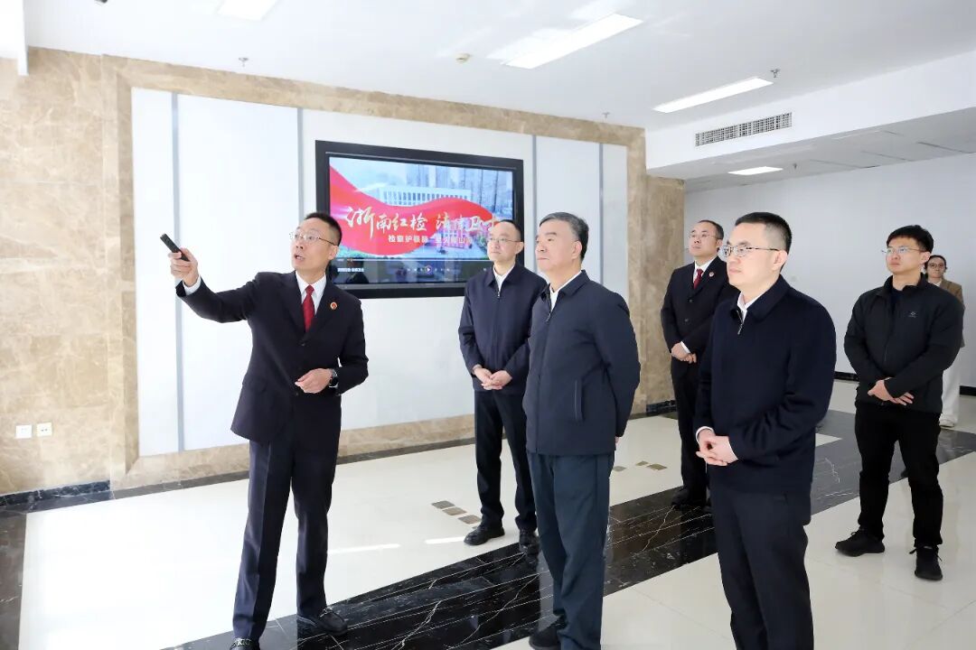 ����Ӱ��쳤�����ݵ��в�ο�ʻ�������Ա